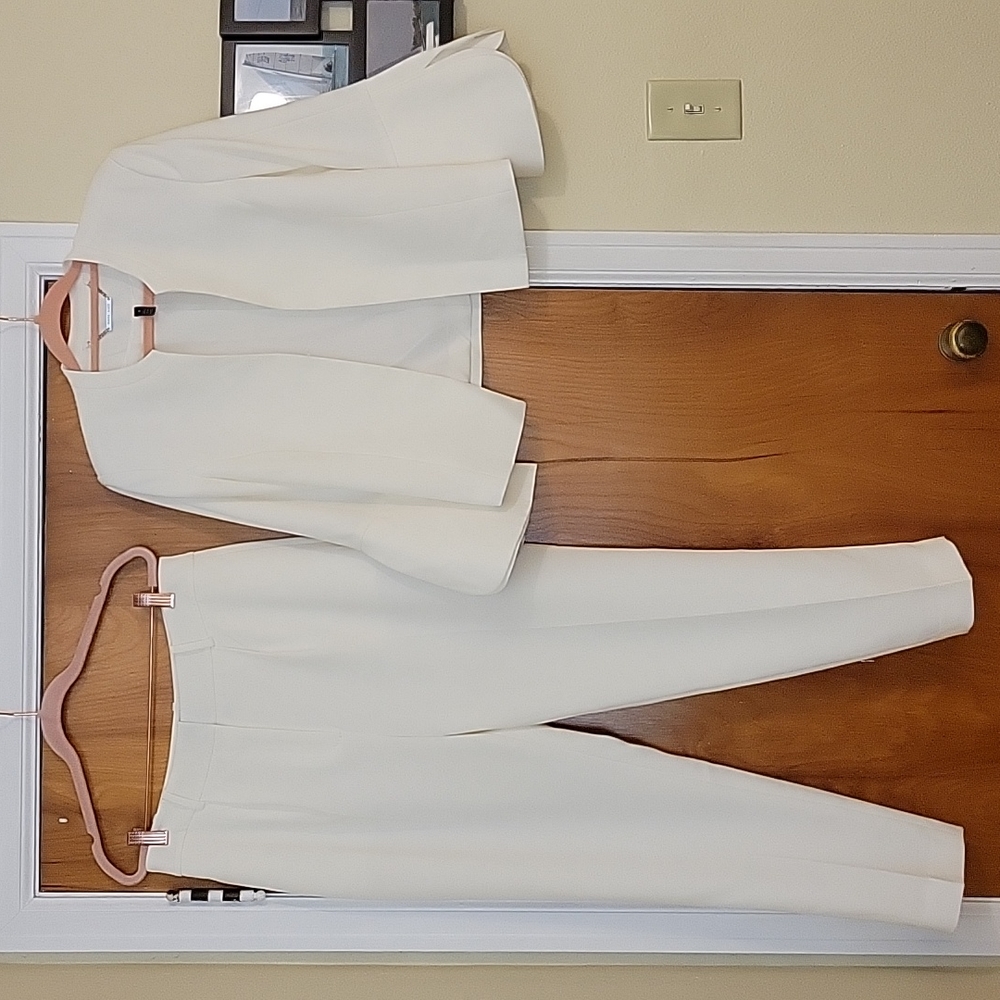 EUC White House Black Market 3-piece suit in Ecru (off white), sz 8